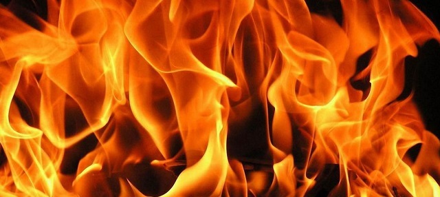 Спасатели назвали причину пожара в магазине в Астрахани