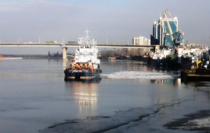 Продолжение грязной истории: в Астрахани масляный след на волжской воде оставило иностранное судно 
