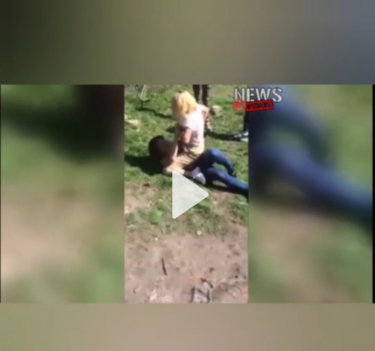 В полиции рассказали, что будет со школьницей, которая избила сверстницу, и теми, кто снимал это на видео