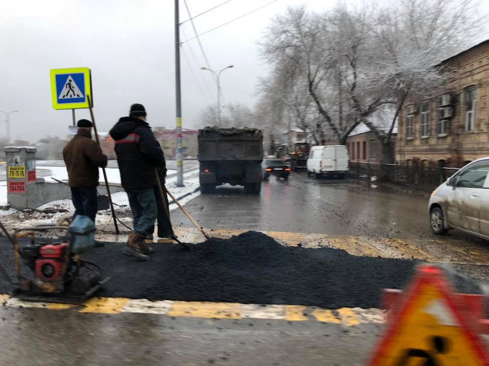 В Астрахани снова в снег ремонтировали дорогу