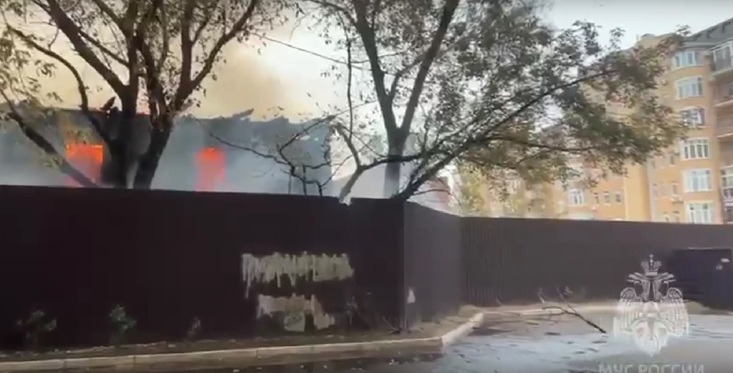 В центре Астрахани горит деревянный дом