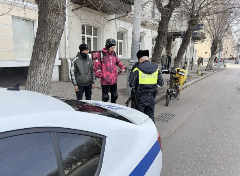 Астраханские сотрудники ГИБДД взялись за курьеров на электросамокатах