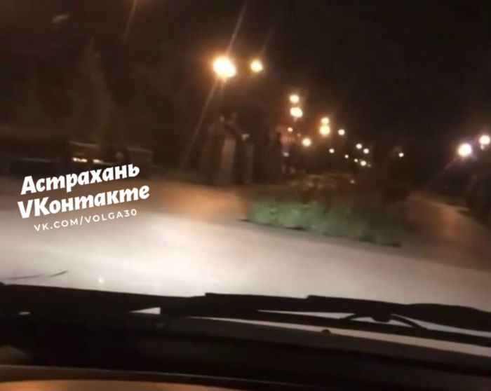 Ради понтов: водитель прокатился под Триумфальной аркой по Аллее славы в Астрахани 