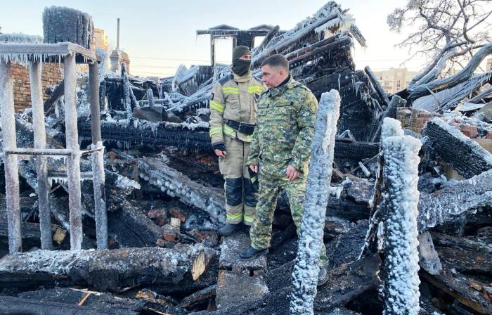 Следком: в ночном пожаре в Астрахани погибли три человека