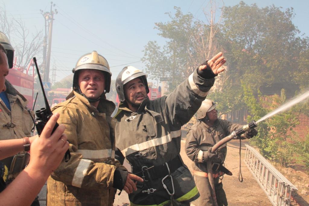 В Астрахани мужчина спас пожилую соседку из огня