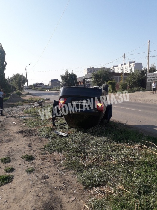 В Астрахани иномарка снесла столб и перевернулась на крышу
