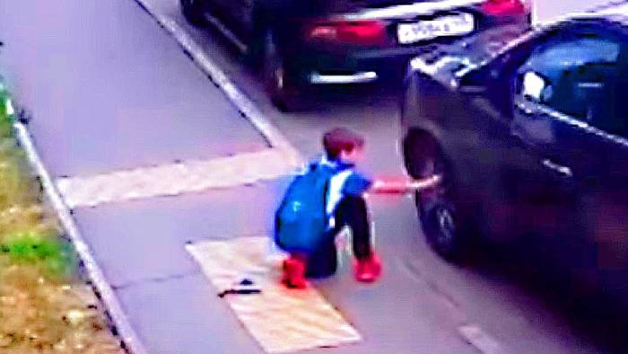 Сомнительное увлечение: новый челлендж в TikTok оставляет астраханских водителей без колпачков на колесах