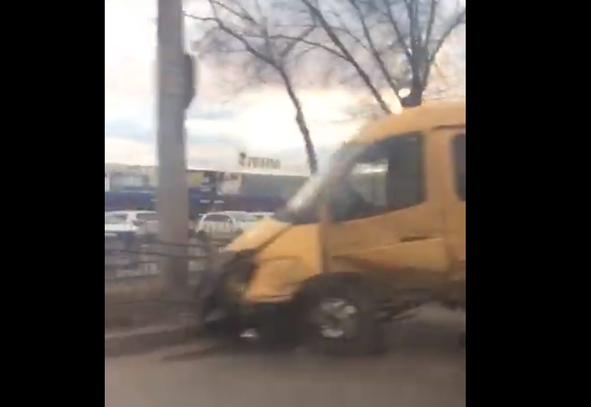 В Астрахани у Ленты произошло серьезное ДТП с маршруткой. Видео