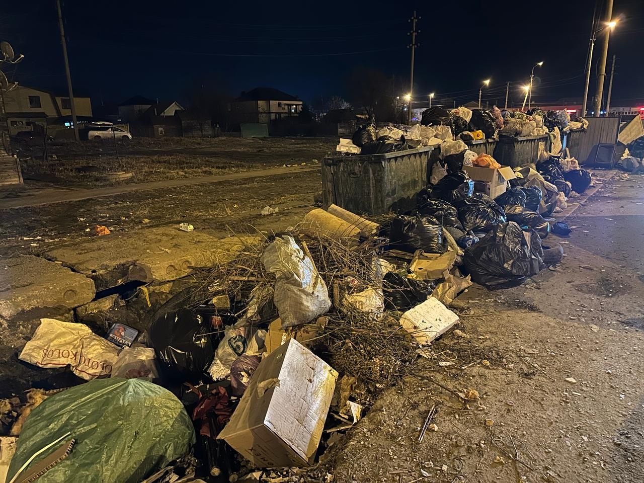С одной мусорной площадки в Астрахани вывезли 27 тонн мусора