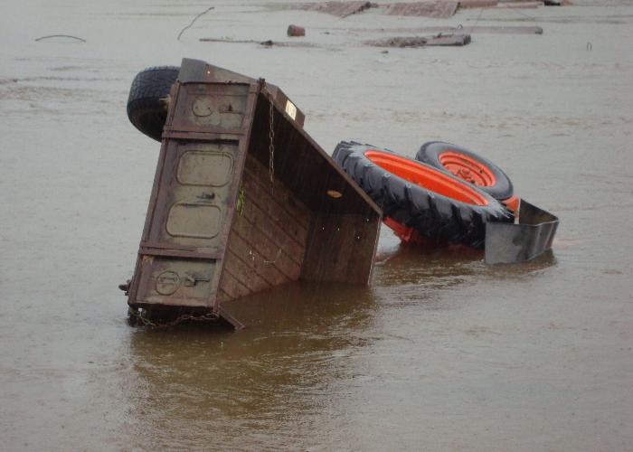 «Там воды по колено»: леденящие подробности истории с утонувшей вместе с трактором астраханкой