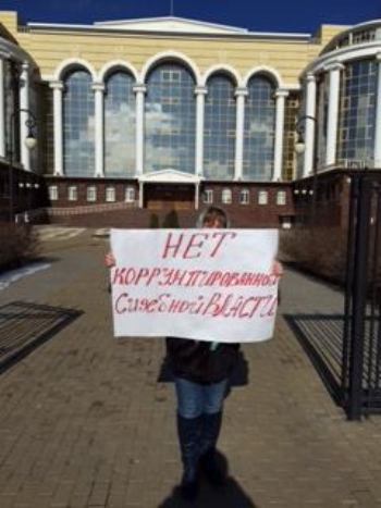 Астраханцы пикетировали здание областного суда
