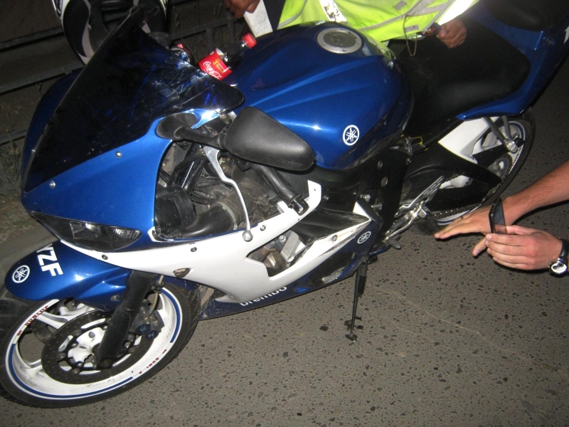 В Астрахани опрокинулся мотоцикл под управлением 25-летней девушки