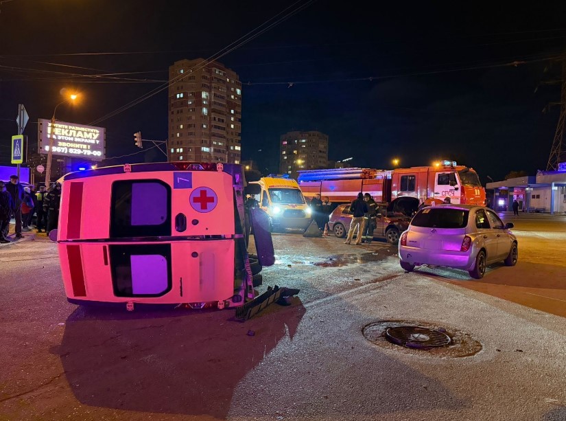 Скорая помощь опрокинулась в Астрахани, пострадали трое