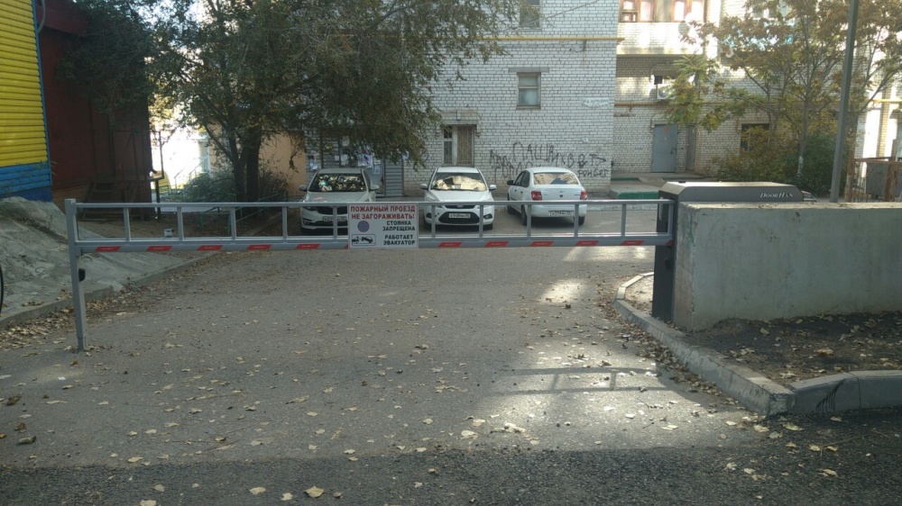 Жители одной из астраханских многоэтажек самовольно перегородили въезд во двор