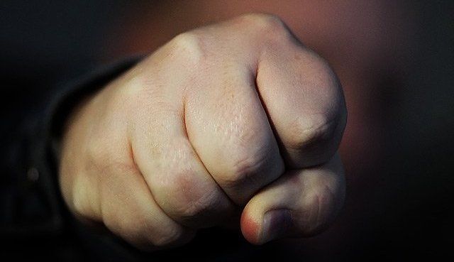 В Астрахани подросток ударил полицейского в пах