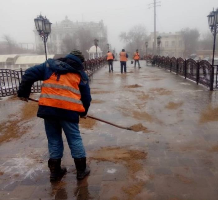 Фото и видеорепортаж устранения коммунальщиками последствий ледяного дождя в Астрахани