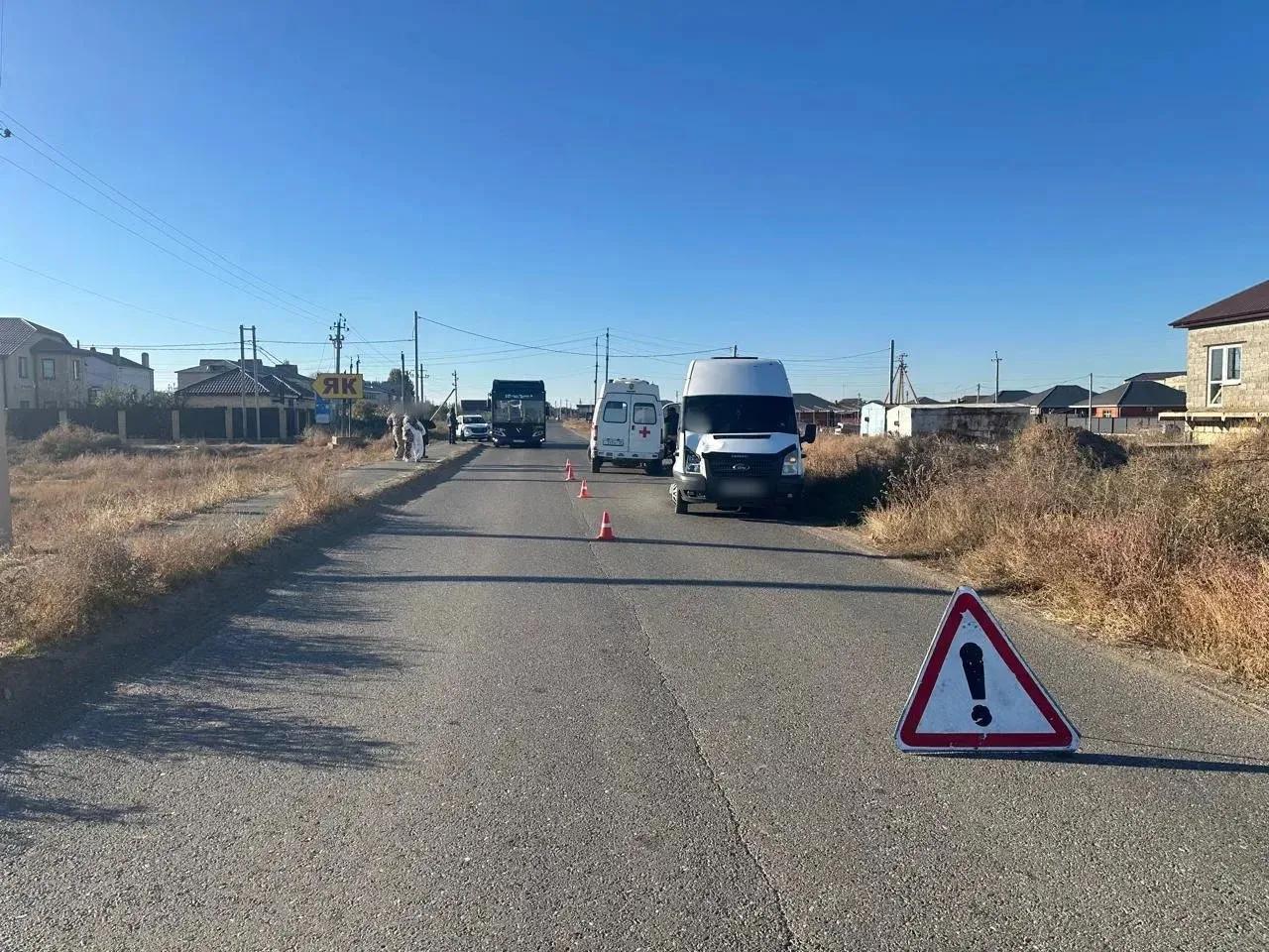 Под Астраханью школьник вышел из автобуса и попал под колеса другого автобуса