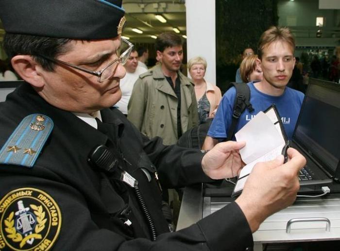 Астраханские приставы ловят должников в аэропорту
