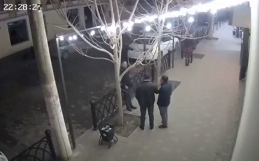В центре Астрахани неизвестные прямо на камеру сломали ветки дерева