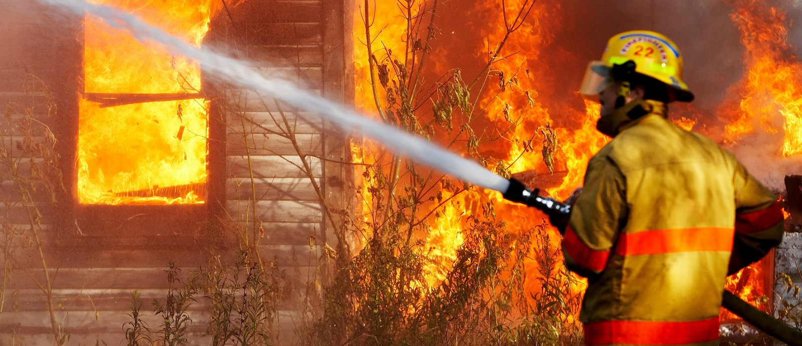 Несвоевременный снос ветхих строений ухудшает пожарную обстановку в Астрахани