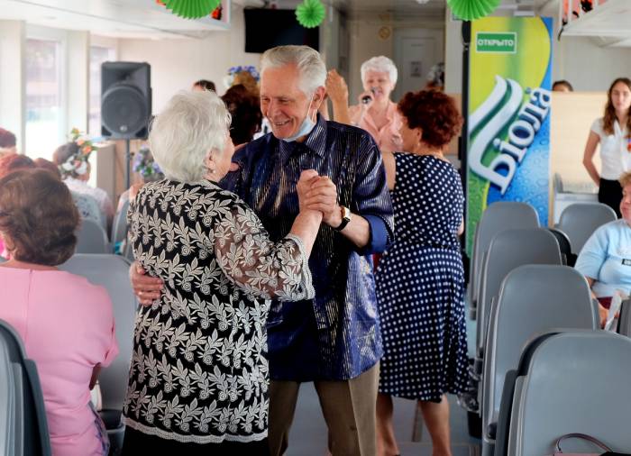 Астраханские ветераны прокатились на речном трамвайчике