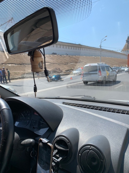 Опубликован момент аварии в центре Астрахани, в котором мотоциклист врезается в маршрутку и падает
