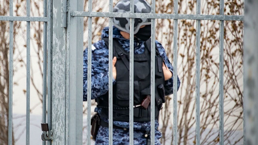 В Астрахани массово эвакуируют детские сады и школы