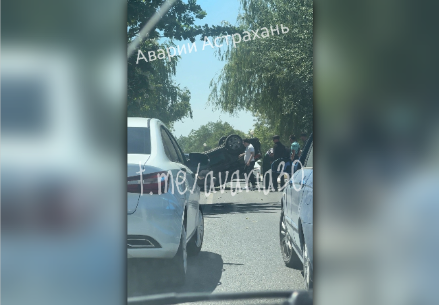 В Астрахани на дороге при обгоне перевернулся автомобиль 