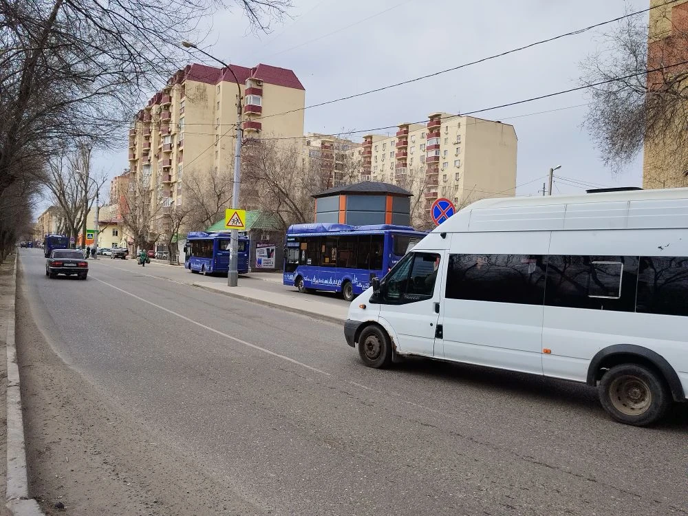 В Астрахани отменили один маршрут и планируют сократить еще четыре