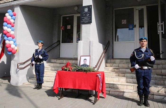 Отец астраханского Героя России учредил премию для учащихся сельской школы