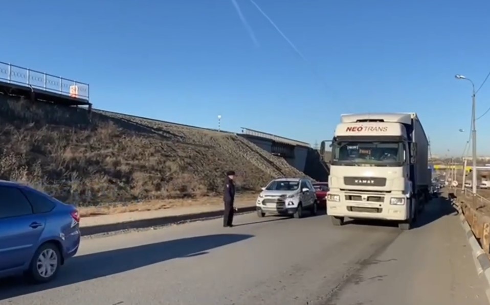 На Новом мосту в Астрахани полиция ловила фуры