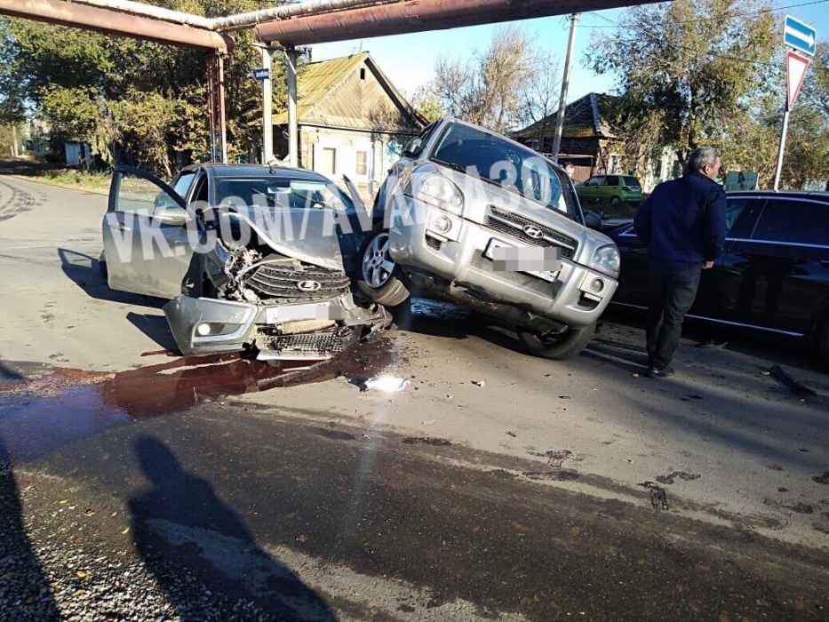Жесткая тройная авария произошла на одной из самых проблемных улиц Астрахани