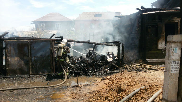 Около 30 человек тушили пожар в районе Кировской больницы в Астрахани