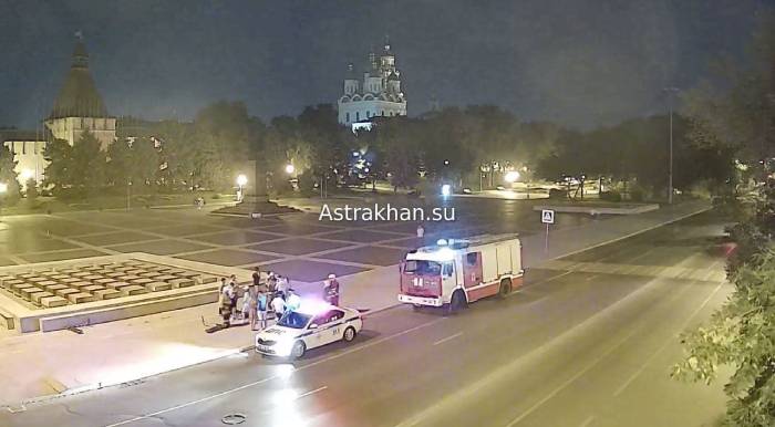 В центре Астрахани лоб в лоб столкнулись электросамокатчики: кадры жесткого ДТП