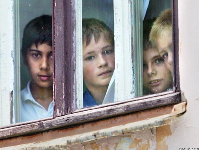 Астраханские власти обещают решить жилищные проблемы детей-сирот