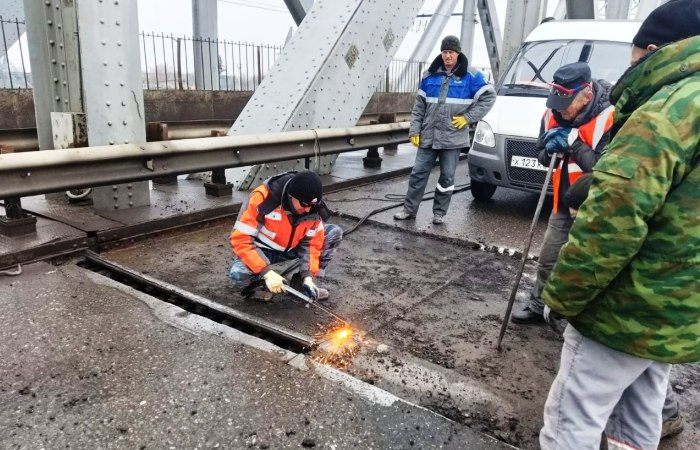 В Астрахани ведут ремонт деформационных швов на Старом мосту