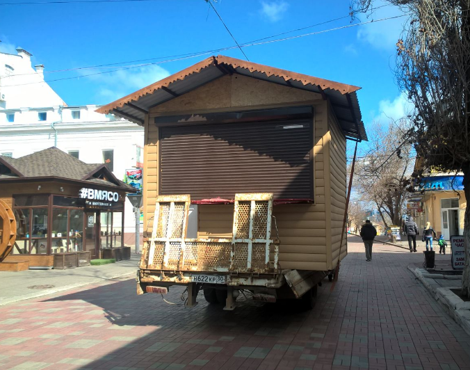 Рождество кончилось: начали вывозить киоски от Братского сада