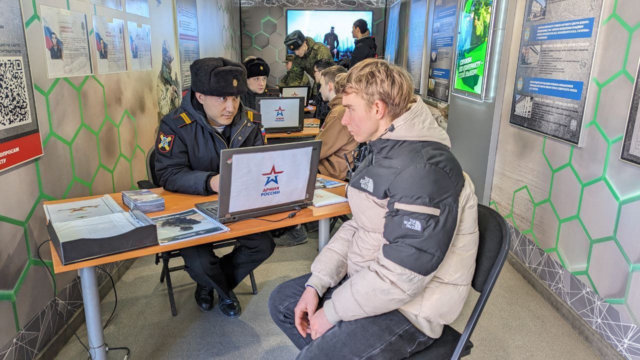 За сутки в мобильный пункт отбора на службу по контракту обратилось 427 астраханцев 