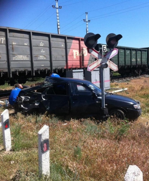 Под Астраханью столкнулись автомобиль и тепловоз: один человек пострадал