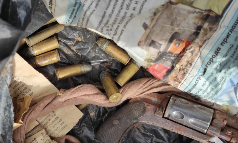 При демонтаже гаража в Астрахани нашли револьверы и патроны