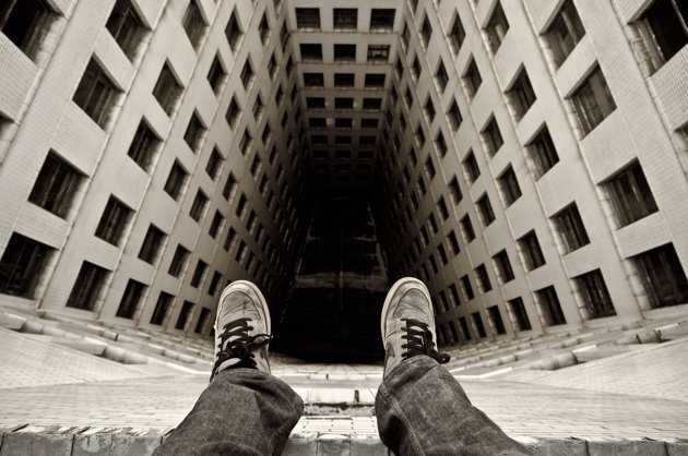 В Астрахани разбился насмерть 15-летний парень, упав с седьмого этажа