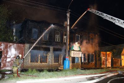 Неподалеку от центра сгорел заброшенный дом