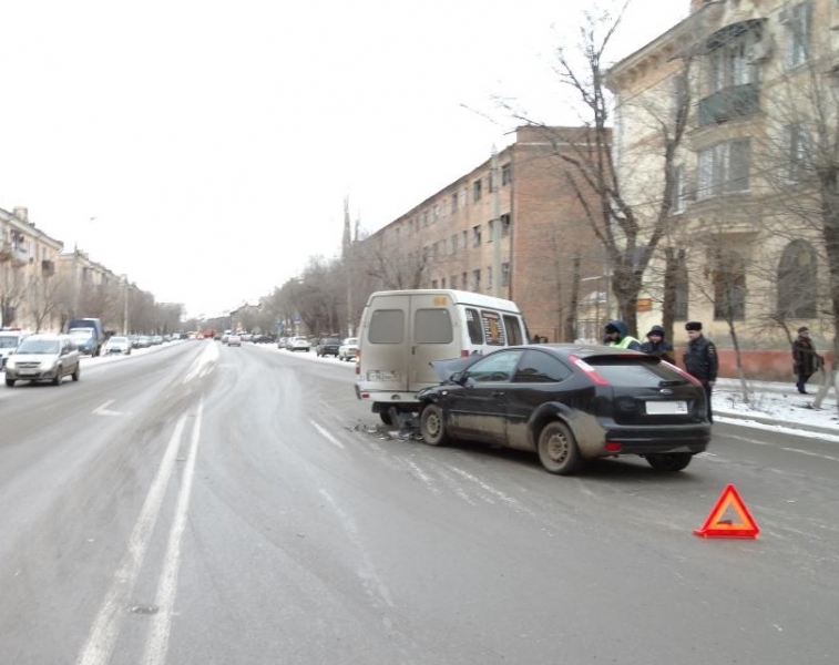 В Астрахани столкнулись маршрутка и иномарка