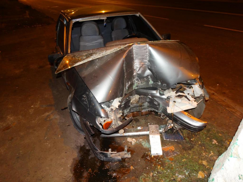 В Астрахани машина протаранила столб: пострадали четверо молодых людей