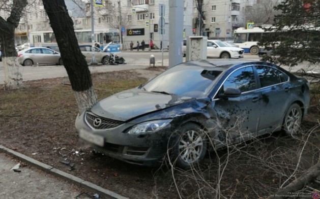 Астраханец устроил жесткую тройную аварию в Волгограде, есть пострадавший. Видео
