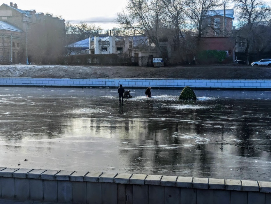 На льду Кутума появилась палатка