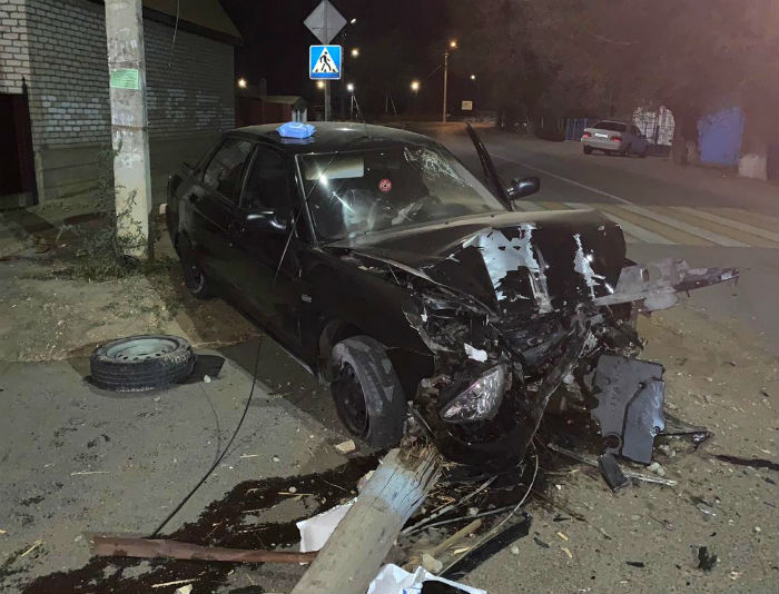 Астраханец на Ладе Приора снес опору линии электропередач