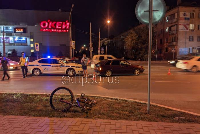 У "Ярмарки" астраханка сбила велосипедиста