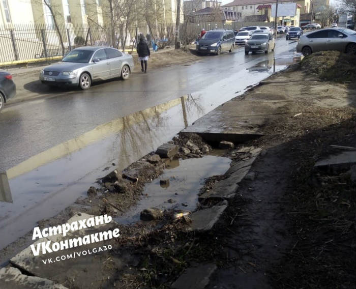В Астрахани улица уже месяц тонет из-за прорвавшейся трубы