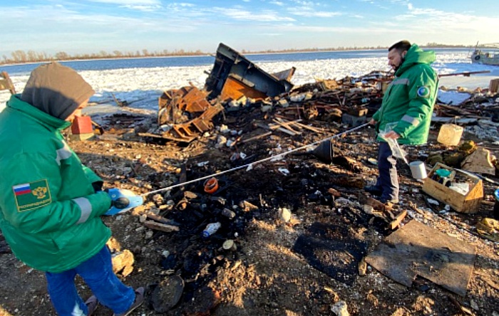 Астраханский суд поддержал иск Росприроднадзора о взыскании ущерба за загрязнение реки и почвы при резке судна